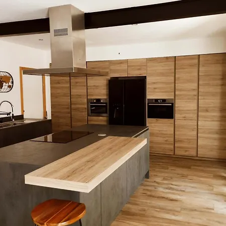 Σπίτι διακοπών Very Chic Townhouse With Pool And Garage *