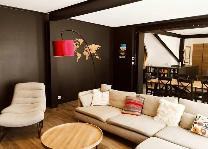 Very Chic Townhouse With Pool And Garage Holiday home