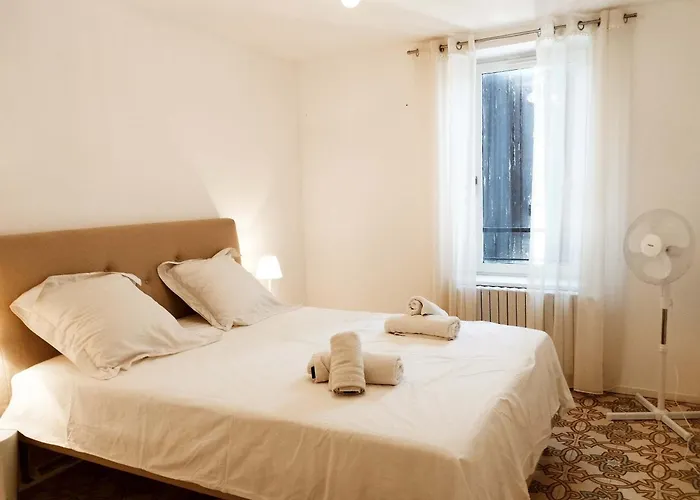 Holiday home Very Chic Townhouse With Pool And Garage