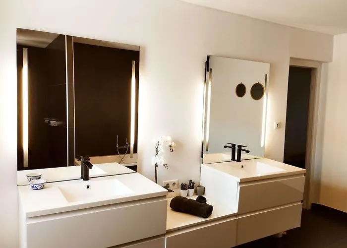 Very Chic Townhouse With Pool And Garage *